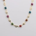 Collar dorado con eslabones de mariposa y colgantes de trébol coloridos sobre blanco - Trébol de Mariposa / Dorado