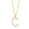 Collana dorata minimalista con ciondolo a forma di lettera C con perle su sfondo bianco - Lettera C