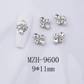 Dettaglio di ciondoli per unghie a quadrifoglio 9x11mm con zirconi su unghia bianca - Gemma Bianca Trasparente - Base Tono Argento (MZH-9600)