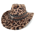 Dettaglio cappello da cowboy leopardato in peluche con fibbia a testa di toro e borchie - Parte Superiore a Cuore / Caffè Chiaro