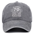 Détail de la casquette 70 ans en coton délavé gris avec broderie blanche en relief - 70ème anniversaire / Gris