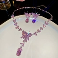Exquisites Schmuckset mit rosa Zirkon-Schmetterling, Halskette und Ohrringen mit Glanzeffekt - Rosa Schmetterling Wassertropfen 2-teiliges Set (HN8490)