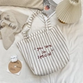Détail du sac cabas rayé beige avec broderie rouge You Are So Special et texte stylé - Blanc