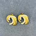 Orecchini a piuma placcati oro 18k con perle bianche su sfondo in pietra decorativa - Perla a Onda d'Acqua