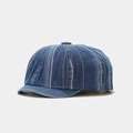 Detailansicht der dunkelblauen Schiebermütze aus Denim mit vertikalen Streifen und Baumwollstoff - Verstellbar / Mittelblau