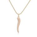 Gros plan détaillé du collier pendentif corne dorée serti de perles crème élégantes - Style Piment (Collier) / Doré