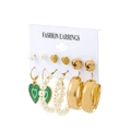 Set di orecchini dorati con perle artificiali e ciondoli a cuore verde su base bianca - Stile 7 (8391)