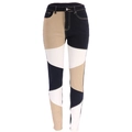 Dettaglio di pantaloni slim con design geometrico color block nero, bianco e kaki vivace - Cachi Nero