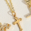 Dettaglio macro del ciondolo a croce placcato oro 14K con pietre di zircone lucide - Croce Vintage
