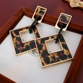 Detalle de pendientes geométricos de leopardo con marcos dorados en estuche de lujo - Aleación/Acrílico/Pin de Plata 925 / Rombo Geométrico Estampado de Leopardo (1#银针-金黑色)