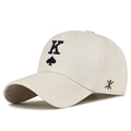 Beige Baseballkappe mit schwarzer Pik-König-Stickerei und einem gebogenen Schirm - Verstellbar / Beige