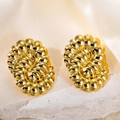 Détail de boucles d'oreilles dorées géométriques texturées sur soie et socle en pierre - Style en Forme de Conque (0410)