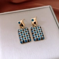 Dettaglio di orecchini rettangolari placcati in oro con smalto a scacchi blu e nero - Perno in Argento-Nero-Blu (Placcato Oro)