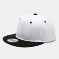 Λεπτομέρεια δίχρωμου καπέλου snapback με λευκή κορυφή, μαύρο γείσο και ετικέτα λέιζερ - Ρυθμιζόμενο / Λευκό + Μαύρο Γείσο