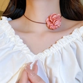 Primer plano de un collar choker con flor de tela rosa usado en el cuello con estilo - 3# Gargantilla de Flor de Tela Rosa