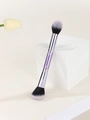 Zweiseitiger Make-up Pinsel mit violettem Metallgriff und Farbverlauf Borsten auf Beige - Lila