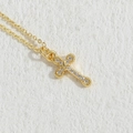Elegante collar con colgante de cruz dorada y circonitas brillantes sobre piedra blanca - Cruz Redondeada / Oro de 14K