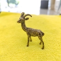 Statuetta di ariete in bronzo vintage con corna a spirale e trame realistiche - Capra dalle Grandi Corna