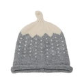 Detail der grauen Kinder-Strickmütze mit Erdbeer-Jacquardmuster und einer süßen spitzen Form - M (52-54cm) / Grau