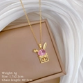 Collana coniglietto dorato con cristalli rosa, ciondolo 1,7x2,1 cm e lunghezza catena - Stile scatola regalo coniglio rosa (E442)