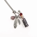 Collar de acero de titanio con cuarzo púrpura, pluma de plata y mini botella de vidrio - Granate