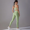 Detail van mintgroene yogaset met cross-back sportbeha en legging met hoge taille - S / Avocadogroen