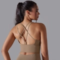 Détail du dos croisé d'une brassière de sport avec texture côtelée et tons terreux - S / Hauts / Cacao
