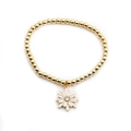 Gros plan du bracelet en perles dorées avec pendentif marguerite blanche et cristal - Blanc