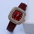 Détails d'une montre carrée en or rose avec diamants étincelants et bracelet en cuir rouge - Rouge Boîtier Or Rose