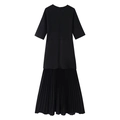 Detail eines schwarzen Kleides mit kurzen Ärmeln und einem feinen plissierten Chiffon-Saum - S / Schwarz