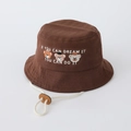 Dettaglio cappello pescatore in cotone marrone scuro con ricamo orso e cordino regolabile - 50cm / Marrone