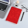 Premium-Notizbuch aus rotem Kunstleder in A5-Größe auf einem Büro Schreibtisch - A5 / Rot