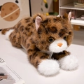 Realistische Plüschkatze mit Leopardenmuster in liegender Pose und weichen Details - Braune Leopard Katze / 45cm