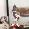 Bambola di Natale sciatore con cappello grigio in maglia e sci in legno in confezione - Cappello Grigio e Vestiti Bianchi Bambola da Sci