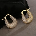 Vista macro degli orecchini a U placcati in oro con micro-pavé di zirconi cubici - Oro Zircone Bianco