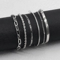 Dettaglio di sei bracciali in argento tra cui Figaro e Cubani su un supporto per gioielli - Set da 6 pezzi / Stile 1 Argento