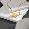 Collana minimalista dorata con ciondolo a sorriso e catena serpente su pietre - Oro