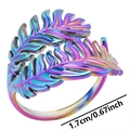 Detalle del anillo de doble pluma en acero inoxidable arcoíris con diámetro de 1,7 cm - Arcoíris