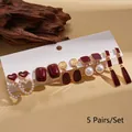 Set di 5 paia di orecchini vintage bordeaux con perle e dettagli geometrici dorati - Rosso (Set di 10 Paia con Perno in Argento)