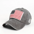 Vista dettagliata di un cappello da baseball in cotone grigio lavato con ricamo bandiera USA - Regolabile / grigio scuro