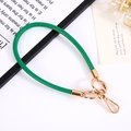 Dettaglio del cinturino in pelle PU verde con moschettone in metallo dorato pregiato - Ciondolo (K4204) / verde scuro