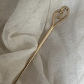 Elegante gouden haarspeld met hartvormig draai-ontwerp op beige getextureerde basis - Hart Stijl / 17cm / Goud