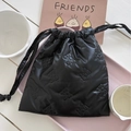Bolsa negra acolchada con lazos texturizados sobre una bandeja rosa para guardar - Negro