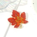 Exquisite Ahornblatt-Brosche mit orangefarbenen und roten Kristallen auf Goldfinish - Rot