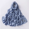 Dettaglio dell'hijab in chiffon blu grigio con eleganti fiori di strass fatti a mano - Blu Morandi