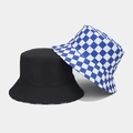Detail von wendbaren Fischerhüten in Schwarz und blau-weißem Schachbrettmuster - M (56-58cm) / Blau