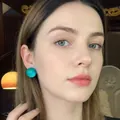 Gros plan sur des boucles d'oreilles gouttes vertes en résine portées par un mannequin - Bleu-Grand (17# Tige en Argent)