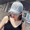 Hellblaue Denim-Baseballkappe mit LOVE-Schriftzug aus Strass und besetzten Nieten - Herz Strass / Hellblau