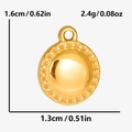 Vista dettagliata del ciondolo rotondo placcato oro 18K con bordi festonati e misure - Placcato Oro 18K