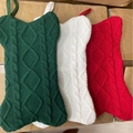 Tre calze natalizie in maglia verde, bianca e rossa con trama a trecce classiche - Calza a Osso / Verde di Natale